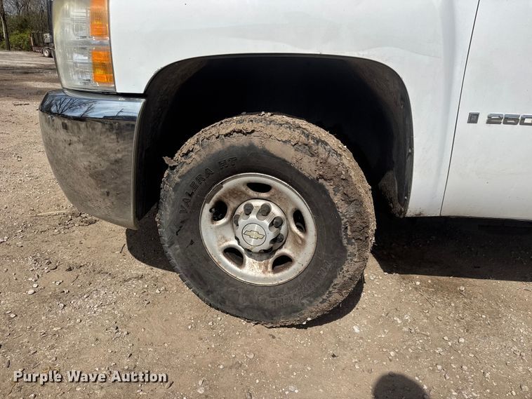 image for item ET1730 2007 Chevrolet Silverado 2500HD Crew Cab pickup truck