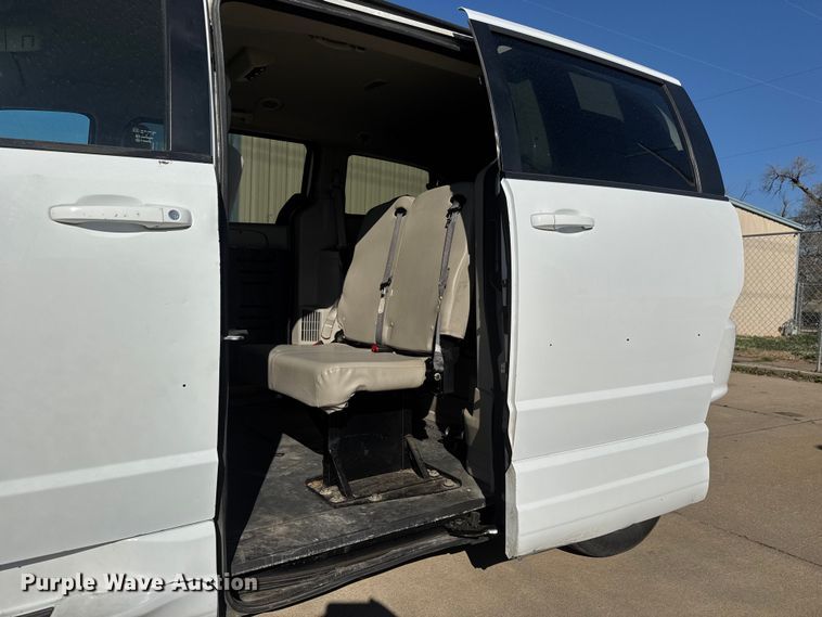 image for item ET1733 2016 Dodge Grand Caravan handicap accessible van