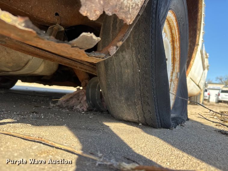 image for item ET1735 1961 Plymouth Valiant V200  