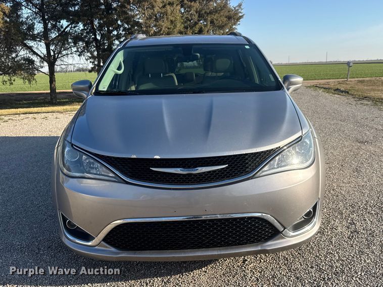 image for item ET1788 2018 Chrysler Pacifica van