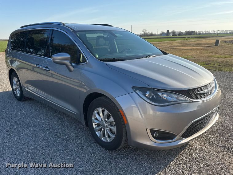 image for item ET1788 2018 Chrysler Pacifica van