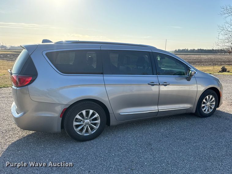 image for item ET1788 2018 Chrysler Pacifica van