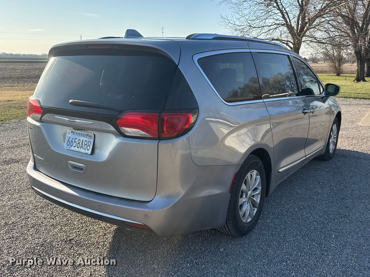 image for item ET1788 2018 Chrysler Pacifica van