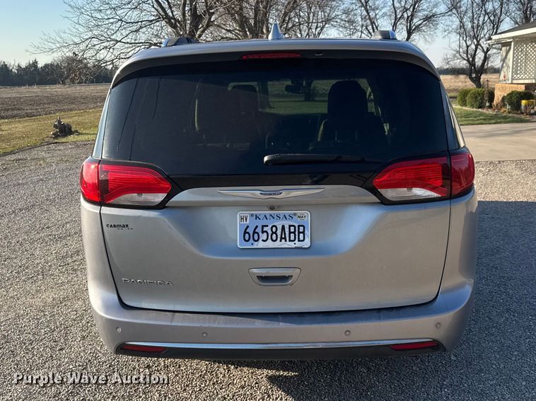 image for item ET1788 2018 Chrysler Pacifica van