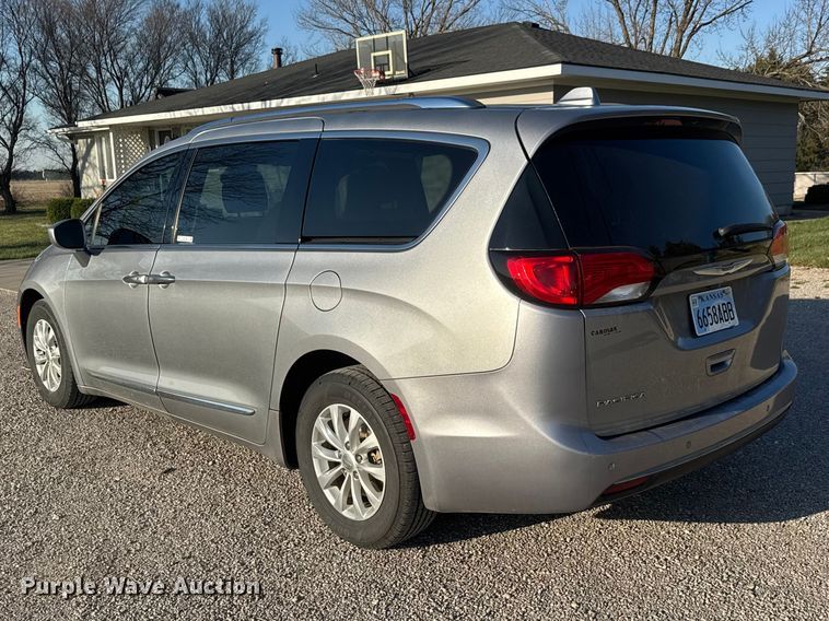 image for item ET1788 2018 Chrysler Pacifica van