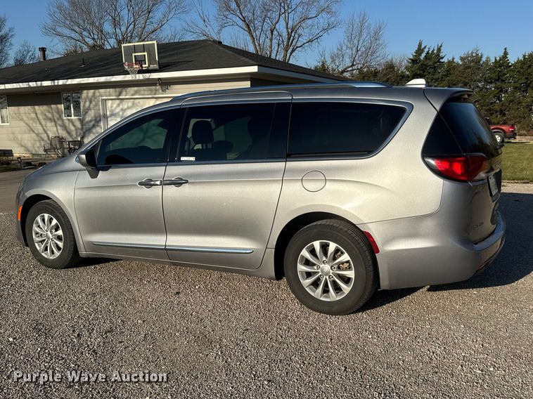 image for item ET1788 2018 Chrysler Pacifica van