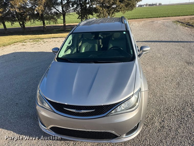 image for item ET1788 2018 Chrysler Pacifica van