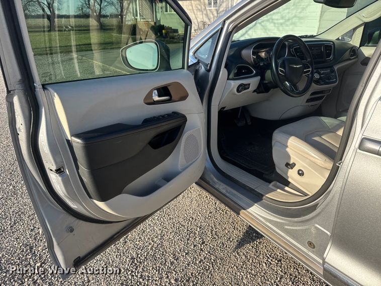 image for item ET1788 2018 Chrysler Pacifica van