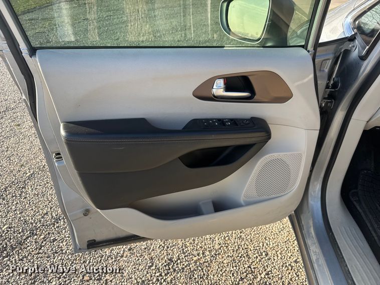 image for item ET1788 2018 Chrysler Pacifica van