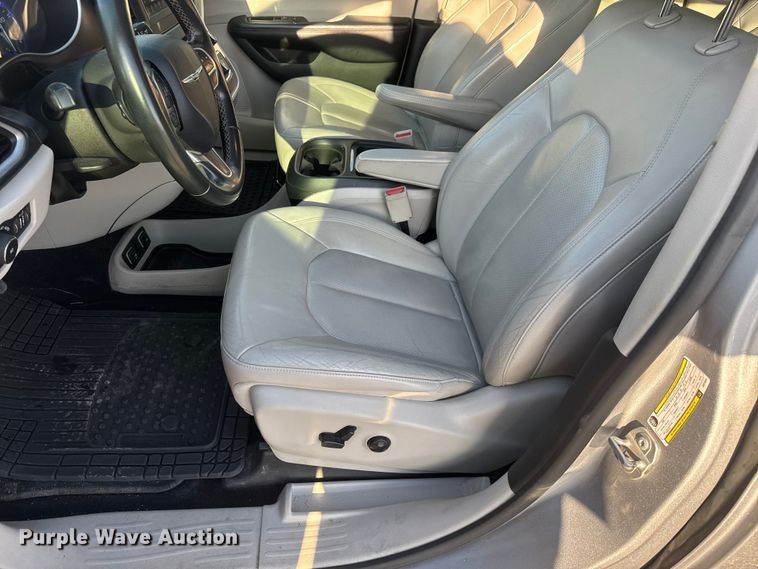 image for item ET1788 2018 Chrysler Pacifica van