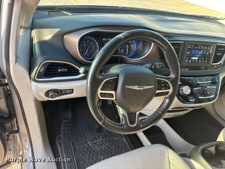 image for item ET1788 2018 Chrysler Pacifica van