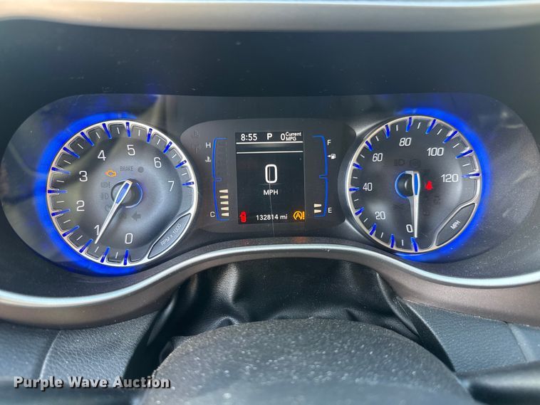 image for item ET1788 2018 Chrysler Pacifica van