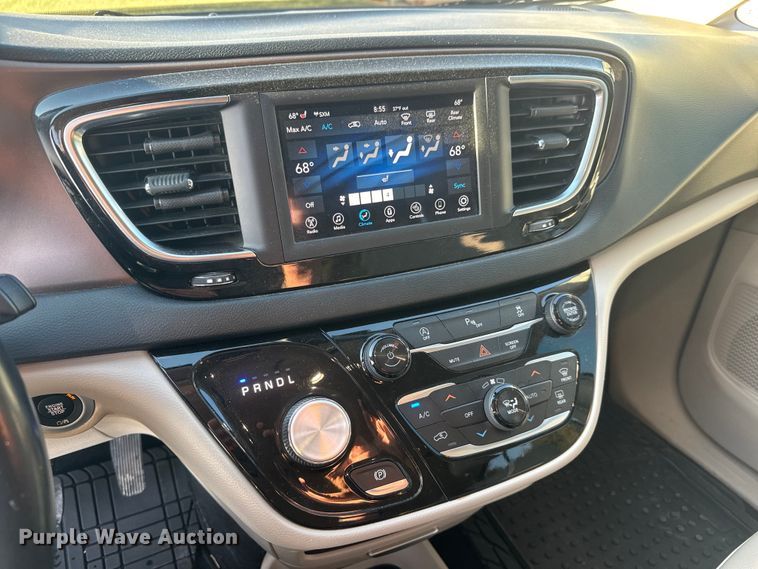 image for item ET1788 2018 Chrysler Pacifica van