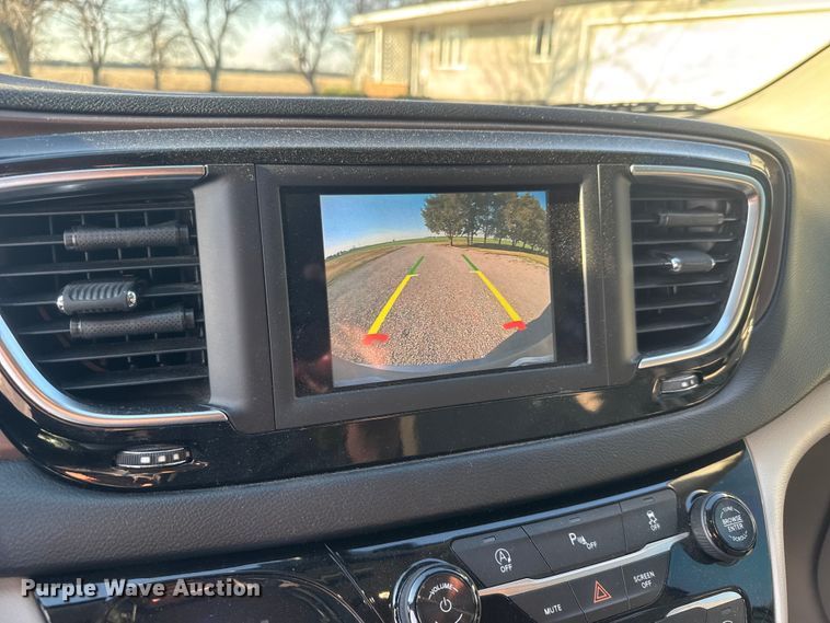 image for item ET1788 2018 Chrysler Pacifica van