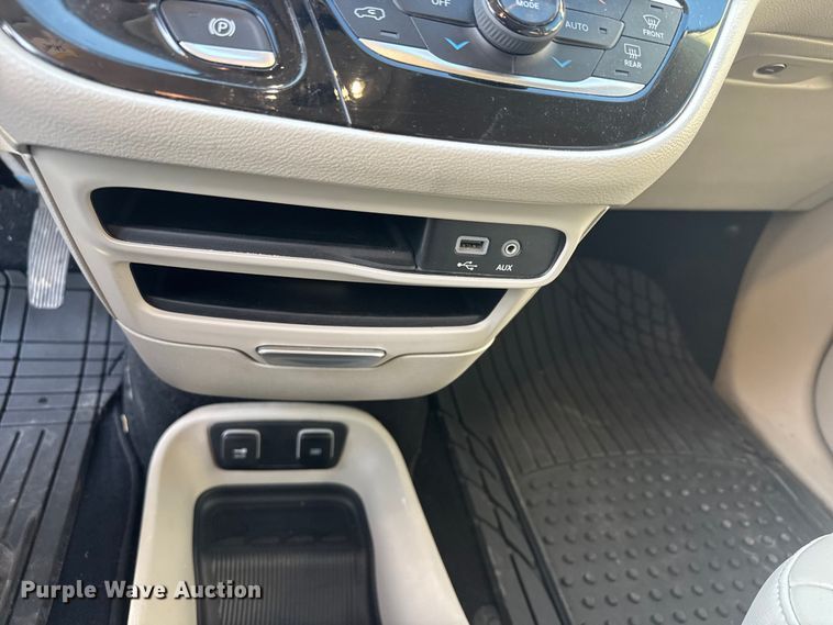 image for item ET1788 2018 Chrysler Pacifica van