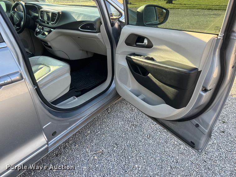 image for item ET1788 2018 Chrysler Pacifica van