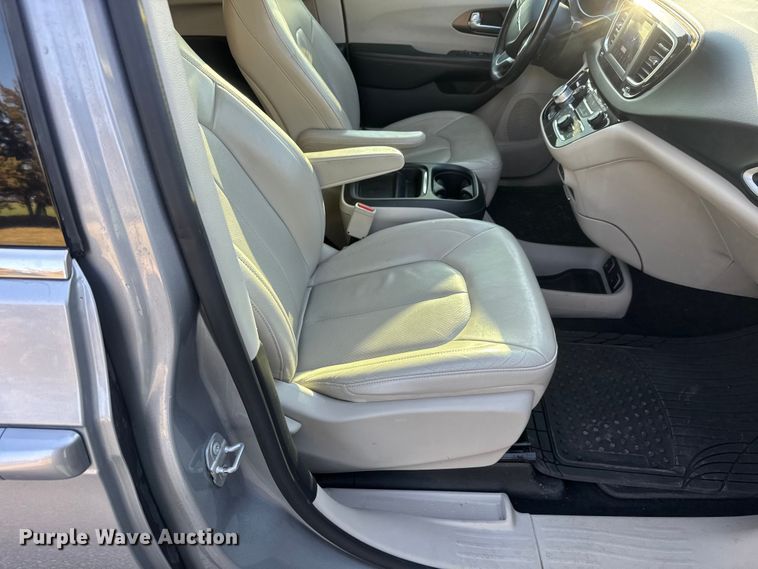 image for item ET1788 2018 Chrysler Pacifica van