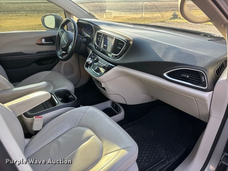 image for item ET1788 2018 Chrysler Pacifica van