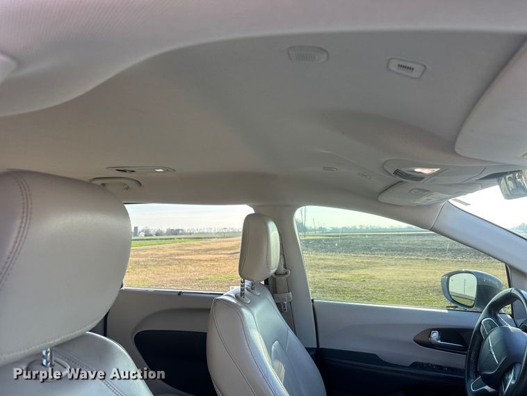 image for item ET1788 2018 Chrysler Pacifica van