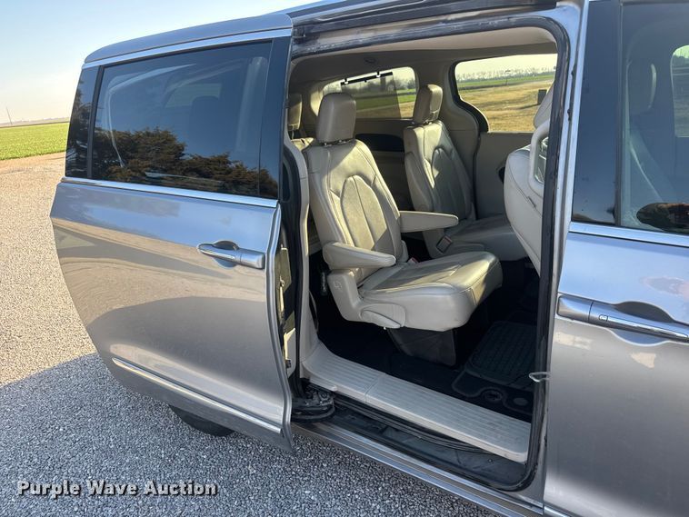 image for item ET1788 2018 Chrysler Pacifica van