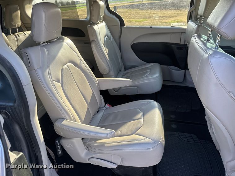 image for item ET1788 2018 Chrysler Pacifica van