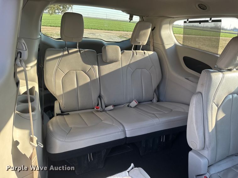 image for item ET1788 2018 Chrysler Pacifica van