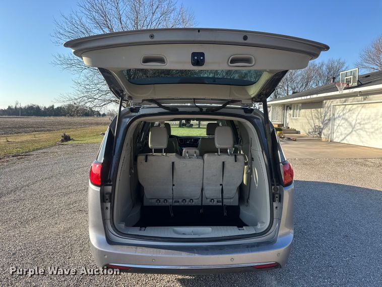 image for item ET1788 2018 Chrysler Pacifica van