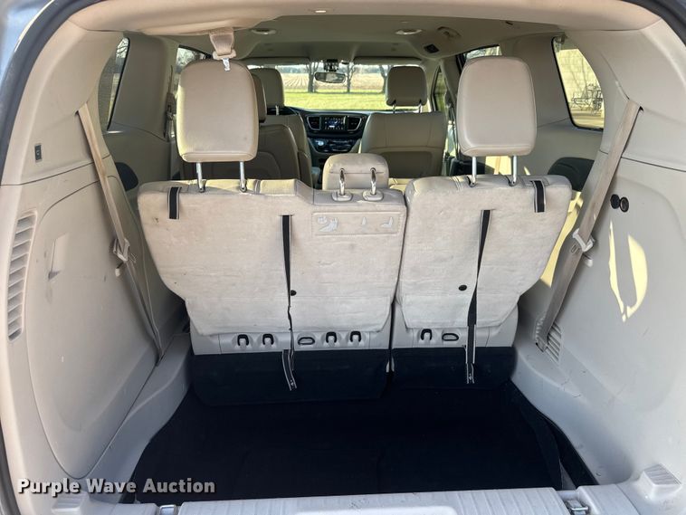 image for item ET1788 2018 Chrysler Pacifica van