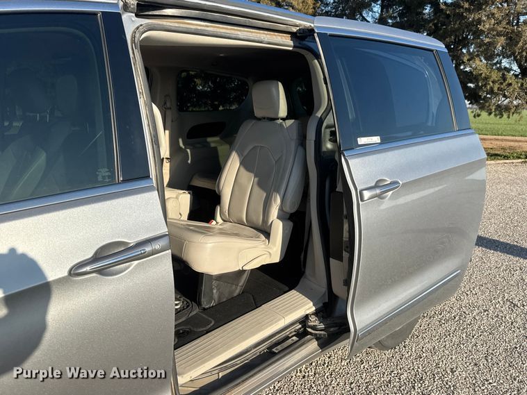image for item ET1788 2018 Chrysler Pacifica van