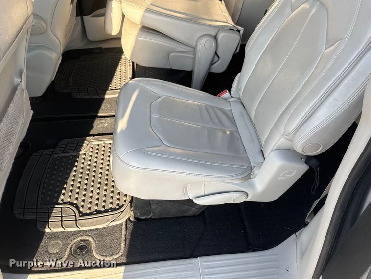 image for item ET1788 2018 Chrysler Pacifica van