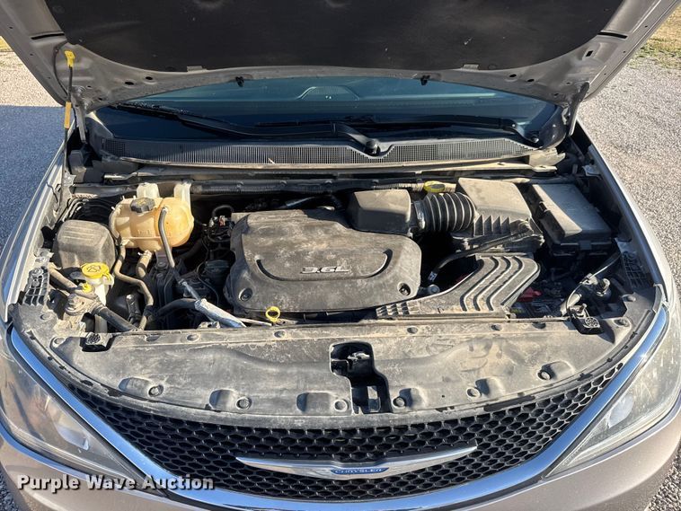 image for item ET1788 2018 Chrysler Pacifica van