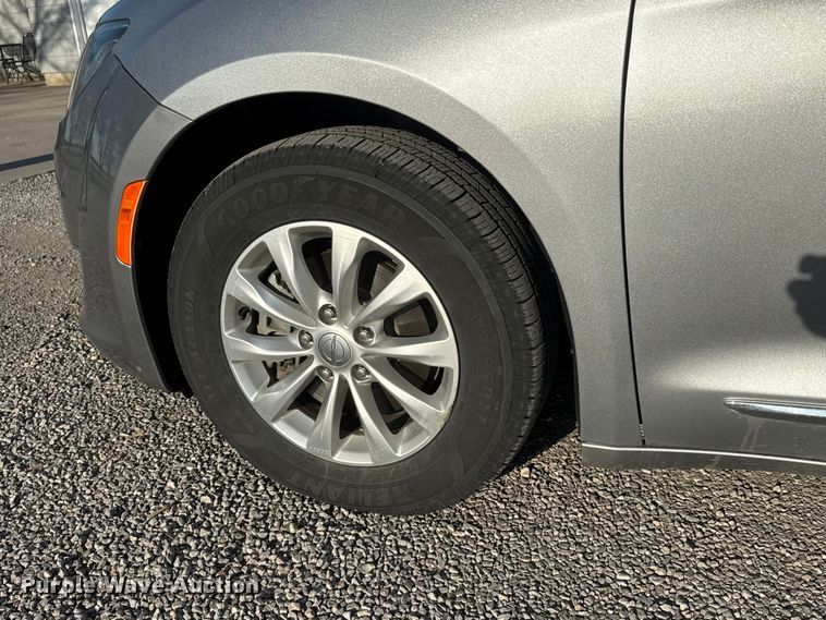 image for item ET1788 2018 Chrysler Pacifica van