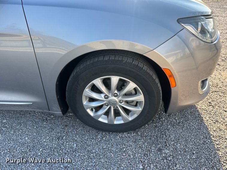 image for item ET1788 2018 Chrysler Pacifica van