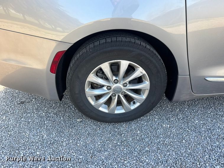 image for item ET1788 2018 Chrysler Pacifica van