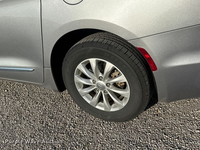 image for item ET1788 2018 Chrysler Pacifica van