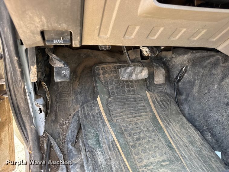 image for item ET1810 2010 Ford F350 Super Duty XL flatbed pickup truck