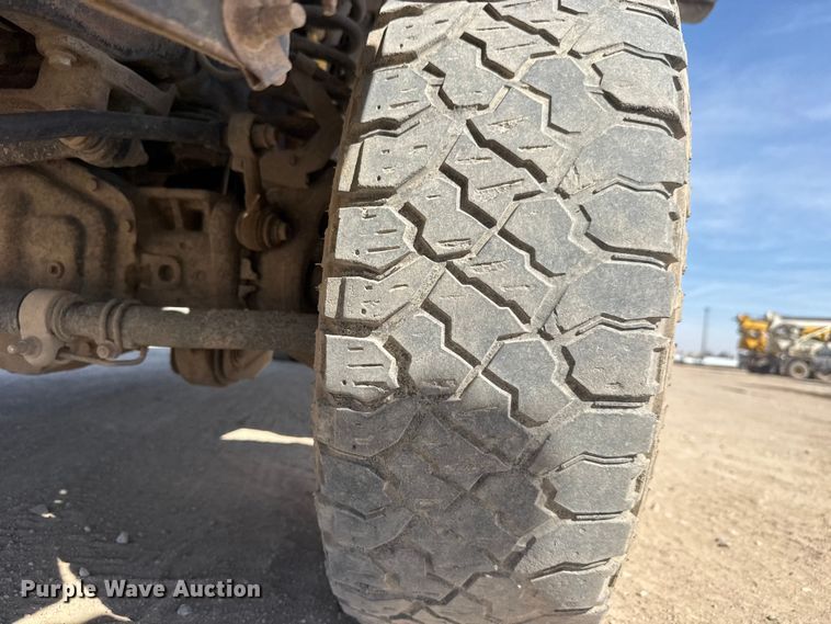 image for item ET1810 2010 Ford F350 Super Duty XL flatbed pickup truck