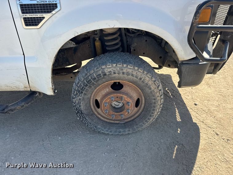 image for item ET1810 2010 Ford F350 Super Duty XL flatbed pickup truck