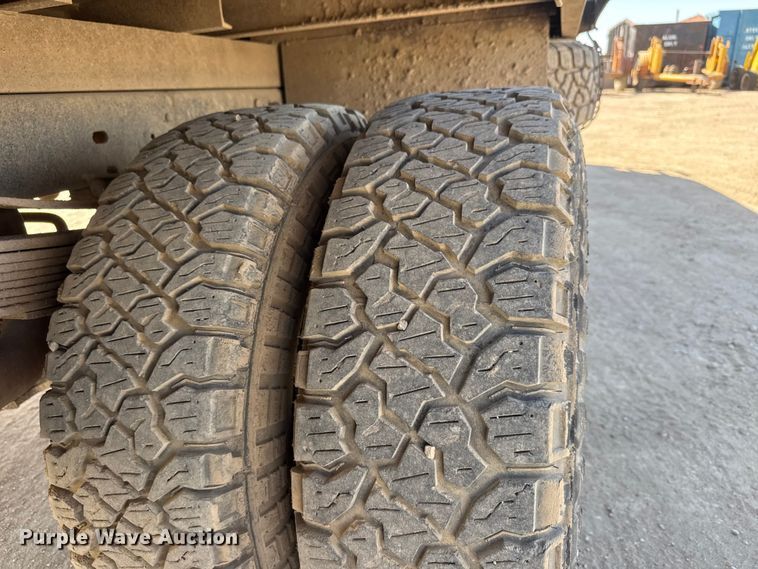 image for item ET1810 2010 Ford F350 Super Duty XL flatbed pickup truck