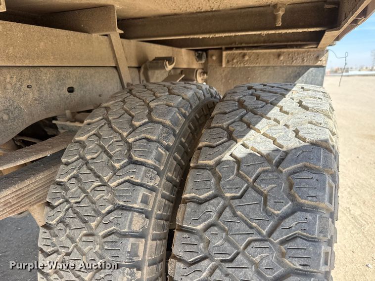 image for item ET1810 2010 Ford F350 Super Duty XL flatbed pickup truck