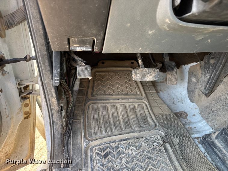 image for item ET1814 2011 Ford F350 Super Duty Ext. Cab flatbed pickup truck