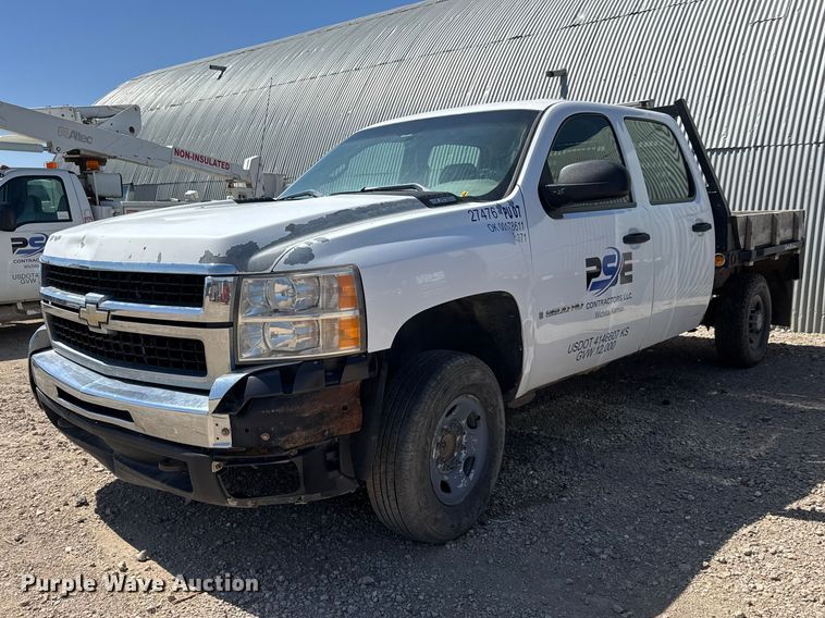 image for item ET1817 2007 Chevrolet Silverado 2500HD Crew Cab flatbed pickup truck