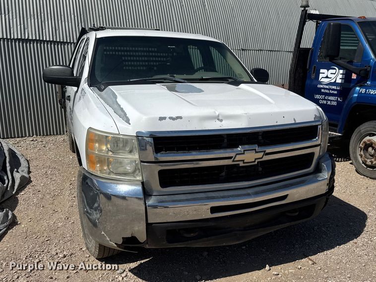 image for item ET1817 2007 Chevrolet Silverado 2500HD Crew Cab flatbed pickup truck