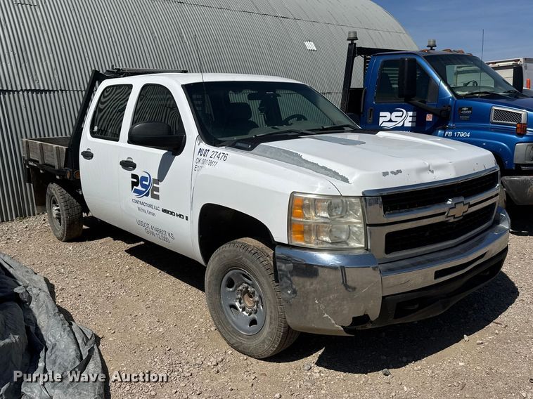 image for item ET1817 2007 Chevrolet Silverado 2500HD Crew Cab flatbed pickup truck