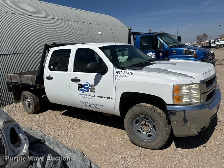 image for item ET1817 2007 Chevrolet Silverado 2500HD Crew Cab flatbed pickup truck