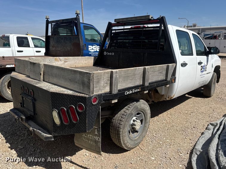 image for item ET1817 2007 Chevrolet Silverado 2500HD Crew Cab flatbed pickup truck