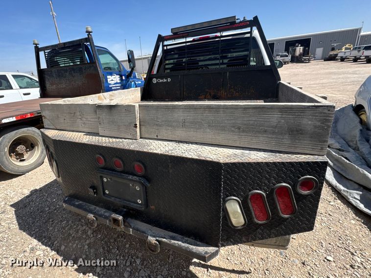 image for item ET1817 2007 Chevrolet Silverado 2500HD Crew Cab flatbed pickup truck