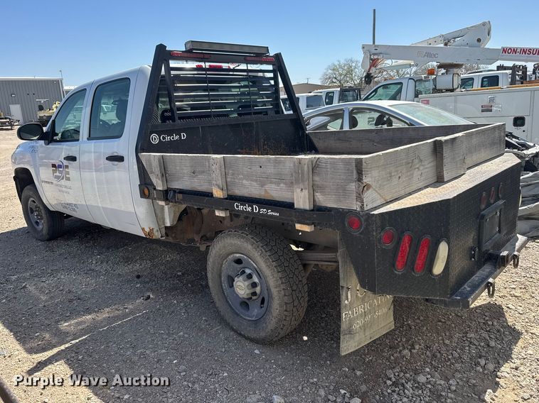 image for item ET1817 2007 Chevrolet Silverado 2500HD Crew Cab flatbed pickup truck