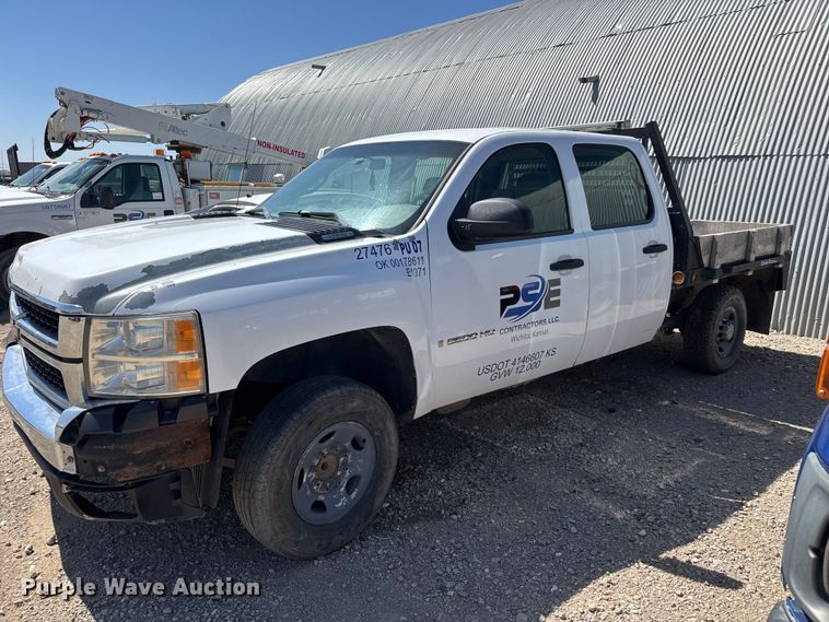 image for item ET1817 2007 Chevrolet Silverado 2500HD Crew Cab flatbed pickup truck