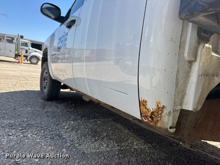 image for item ET1817 2007 Chevrolet Silverado 2500HD Crew Cab flatbed pickup truck